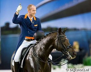 Diederik van Silfhout on Bonzajo gives the crowds a thumb's up at the 2015 CDI Maastricht :: Photo © Digishots