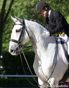 Sarah Warne patting her Lusitano gelding Batialo after their ride at the 2015 CDI Madrid :: Photo © Rui Pedro Godinho