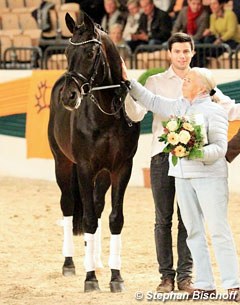 Oliver Twist was proclaimed elite stallion. Flanked by breeder Insa Ruprecht