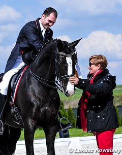 Mateusz Cichon on Santos RF getting congratulated by judge Sissy Max-Theurer