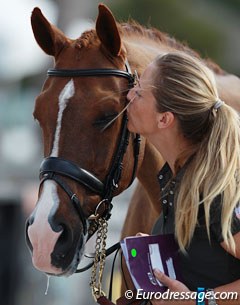 Eliane Cordia-van Reesema kisses her Jewel's Adelante