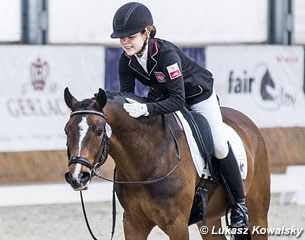 Anna Wojtkowska pats her pony Moreliom Americum Dingo