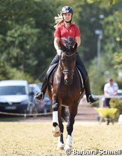 Claire Averkorn schooling Condio B in a snaffle