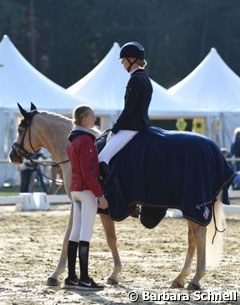 Linda Erbe on Dujardin B talking to her sister