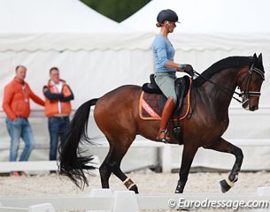 Adelinde training home bred Zephyr (by Jazz) at the CDIO Compiegne. Her current coach Aris van Manen and Dutch team trainer Johan Rockx are watching