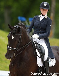 Dutch Caroline Rijnders on Victoria (by Idocus x Jester)