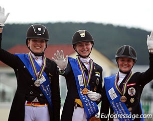 The Kur podium at the 2016 European Under 25 Championships: Florine Kienbaum, Sanneke Rothenberger, Diana Porsche :: Photo © Astrid Appels