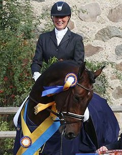 Ebba von Essen and the 5-year old winner Macacho of the 2016 Swedish Young Horse Championships