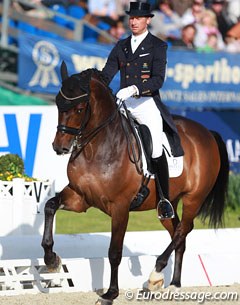 Kittel and Delaunay produced some nice pirouettes, but the rising Grand Prix horse was constantly tilted to the right and showing tongue. The passage was very elegant.
