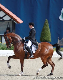Severo Jurado Lopez has developed the 10-year old NOH's Daijoubo very well. The horse has gained tremendous strength at Grand Prix level but was often too tight in the neck