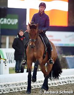 Sönke Rothenberger schooling Cosmo, German team trainer Monica Theodorescu watches