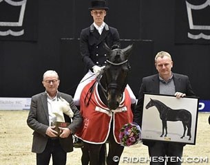 Daniel Bachman on Hotline flanked by his owner Kjeld Kirk Kristiansen (left) and Blue Hors Stud manager Esben Moller (right) :: Photo © Ridehesten