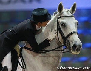 Julia Chevanne patting Puschkin