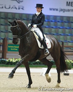 Japanese Akane Kuroki made her international debut on Imke Schellekens' former ride Toots. Akane did well steering the massive 1.88m standing black through the test but it was still very much hand controlled