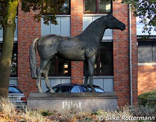 Welcoming everybody at the entrance of the Westfalian Horse Center: Breeding legend Pilot.