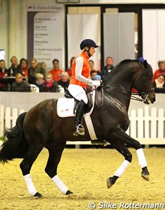 With Franziskus Ingrid Klimke showed the programme for the Nürnberger Burgpokal finals in December