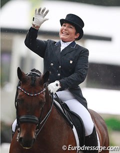 Shelly Francis waving to the American fans