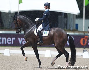 Juliette Ramel riding in rain and sunshine on Buriel KH