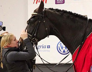 Groom Sara Lord kissing Tinne Vilhelmson's Don Auriello