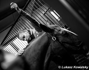 Jagoda Dabrowska braiding her horse