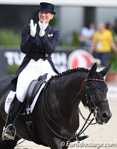 Anabel Balkenhol had her Trakehner stallion Heuberger more supple through the back in the extensions