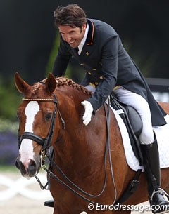 Castilla Ruiz pats Alcaide. They became Aachen's hero of 2017, generating thunderous applause for his piaffe superstar Lusitano. The chestnut is not very regular in the extended trot and passage, but boy does he get off the ground