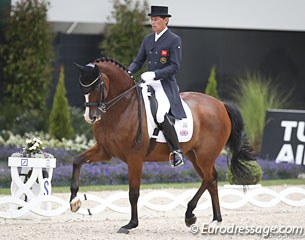 Emile Faurie on Lollipop. The 13-year old Hanoverian has a beautiful silhouette in piaffe and passage but lost the uphill tendency a bit in the canter work, although the pirouette right was superb