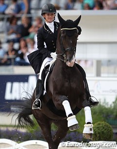 Judy Reynolds and Vancouver K in the prize giving