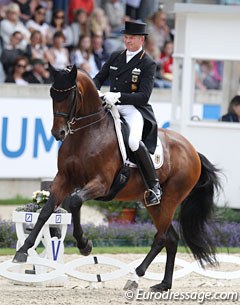 Hubertus Schmidt and Imperio probably lost their team spot with their 71.371% earning test. The Trakehner was just not sharp enough behind and struggled with the piaffes