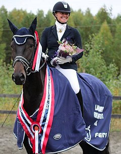 Louise Almlund Løkken and Berge's Roxette win the 4-year old division at the 2017 Norwegian Young Horse Championships :: Photo © Elizabeth Farbrot