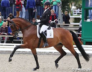 Nicole Wego on Santa Maria (by Sandro Hit x Ehrenwordt), a 2016 PSI Auction horse and full sister to Grand Prix horse St. Emilion