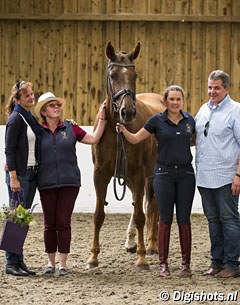 Mount St. John's foundation broodmare FBW Dejavu (by Dacaprio) with Nadine Plaster, Jill Blundell, Emma Jane Blundell and Simon Kohlenbrenner at the 2017 Mount St. John Open Day :: Photo © Digishots