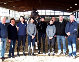 Ulli and Bianca Kasselmann with Mio Fukuoka, Edith Aya Shigeto, Akiko Shimizu, and Hiyori Jinmura, flanked by Hartmut and Heinz-Holger Lammers at the 4-day educational clinic for Japanese youth riders in Hagen