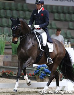 Gareth Hughes and Don Carissimo. The British team rider is quite tall for this sympathetic bay gelding, who willingly performed the Grand Prix movements. In the tempi changes, however, he looked a bit sour 