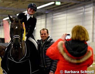 Anna Abbelen's mom takes a photo of her daughter with her coach Heiner Schiergen-