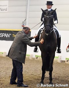 German co-team trainer Jonny Hilberath assisting Dorothee Schneider on Sammy Davis Jr