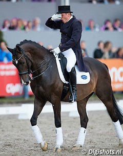 Dutch show jumping rider Piet Raijmakers on his wife Leontien's Winnetou D :: Photo © Digishots