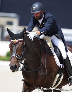 Jeroen Hannes on the 16-year old Bellagio. The tall bay gelding could not hide his age and showed mileage even though his piaffes were lovely with great sit