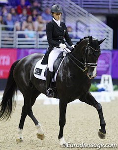 Wendi Williamson on Dejavu MH (by De Niro x Anamour). The black has spectacular bounce in piaffe and passage but was too tense today. Unfortunately the contact with the bit was poor. The horse had his mouth open all the time