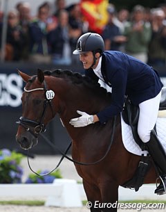 Spanish Juan Manuel Acosta Ponce gives his Hanoverian Columbus TR (by Conen x Lauries Crusador xx) a big pat. The horse was presented in a very soft, kind way. He has much shoulder freedom, but the hindlegs were too much out