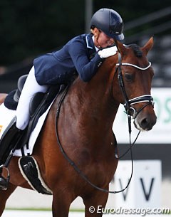 Adelinde Cornelissen hugs Henkie