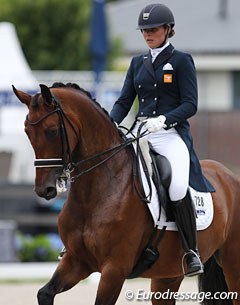 Mara de Vries on the Dutch mare Farzana G (by Ampere x Florencio). In trot she has much power and balance and in canter she showed almost too much collection. The extended walk was good, the collected tense