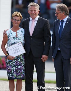 Fiontini's breeder Hanne Lund with WBFSH president Jan Pedersen and show director Frank Kemperman