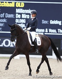 Stefanie Wolf and Matchball OLD (by Millennium x De Niro). The black sparkled less in the finals test. The trot was still superb, but he got a bit stiff in the hindleg and lost swing in the canter. The pair scored 8.26 points