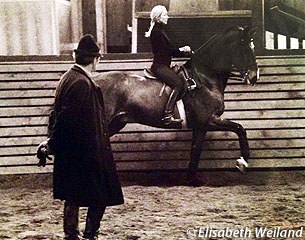 Stuckelberger riding Granat without stirrups at home in 1975