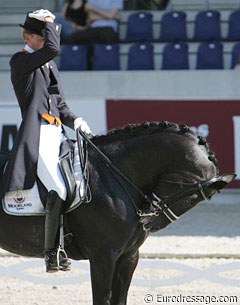 Edward Gal and Totilas halt and salute for the Prix St Georges at the 2008 CDIO Aachen