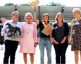 Isabel van Gisbergen waving the bouquet after being named KWPN Breeder of the Year 2018