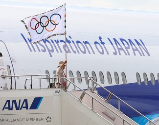 The Olympic flag arriving in Japan in 2016 :: Photo © IOC