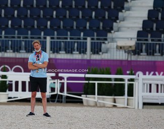 Patrik Kittel coaching his students today during ring familiarisation instead of riding Well Done de la Roche :: Photo © Astrid Appels