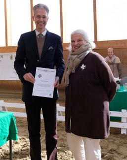 Dr. Jan Holger Holtschmit hands the Riders' Cross in Silver to Britta Bando :: Photo © Gold-Kraemer-Stiftung